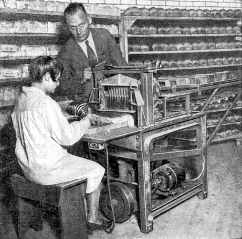 St._Louis_electrical_bread_slicer%2C_1930.png