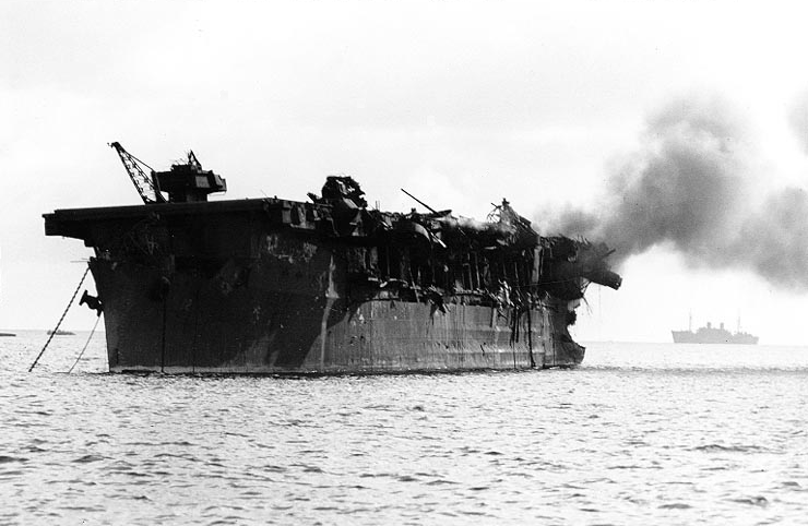 USS_Independence_%28CVL-22%29_burning.png