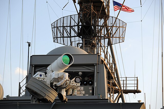 640px-Laser_Weapon_System_aboard_USS_Ponce_%28AFSB%28I%29-15%29_in_November_2014_%2805%29.JPG