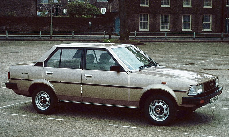 800px-Toyota_Corolla_E70_New_Square_1981.jpg