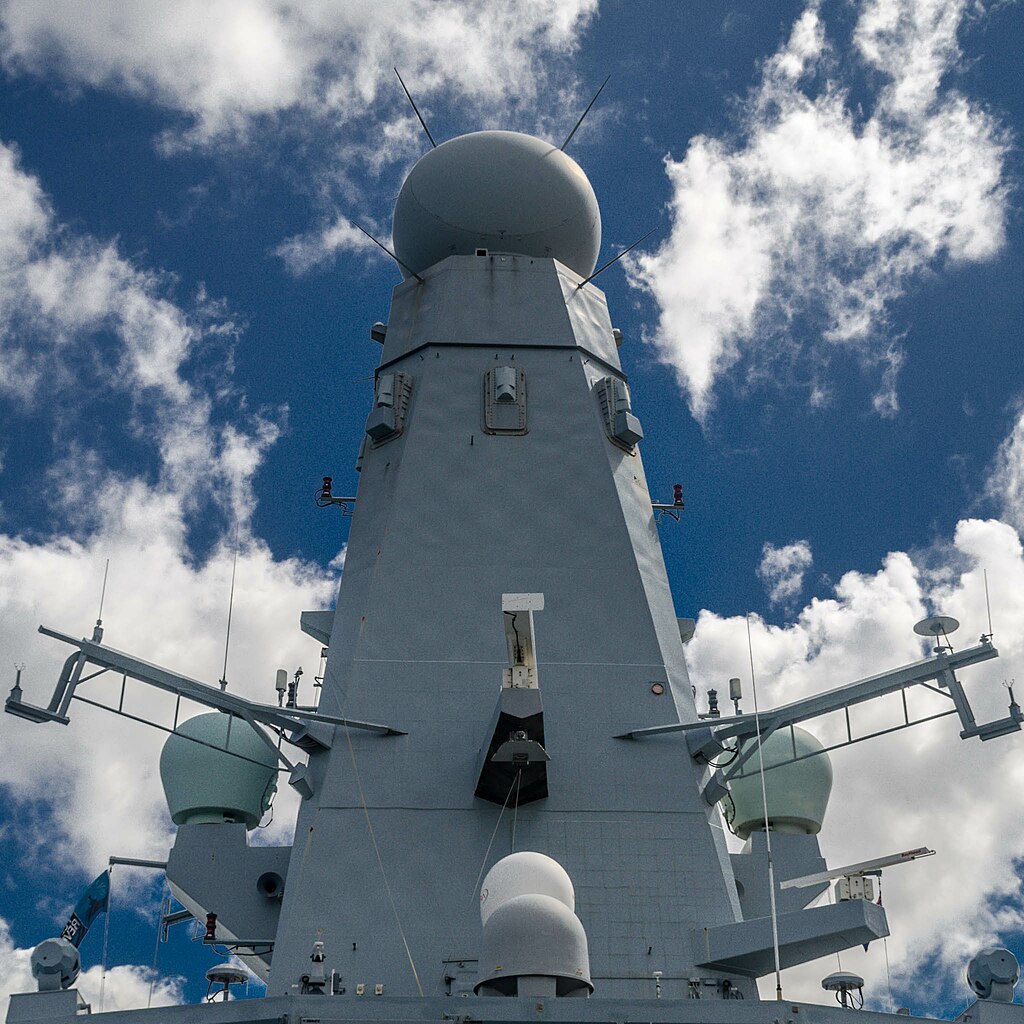 1024px-HMS_Daring_SAMPSON_is_a_multi-function_AESA_radar.jpg