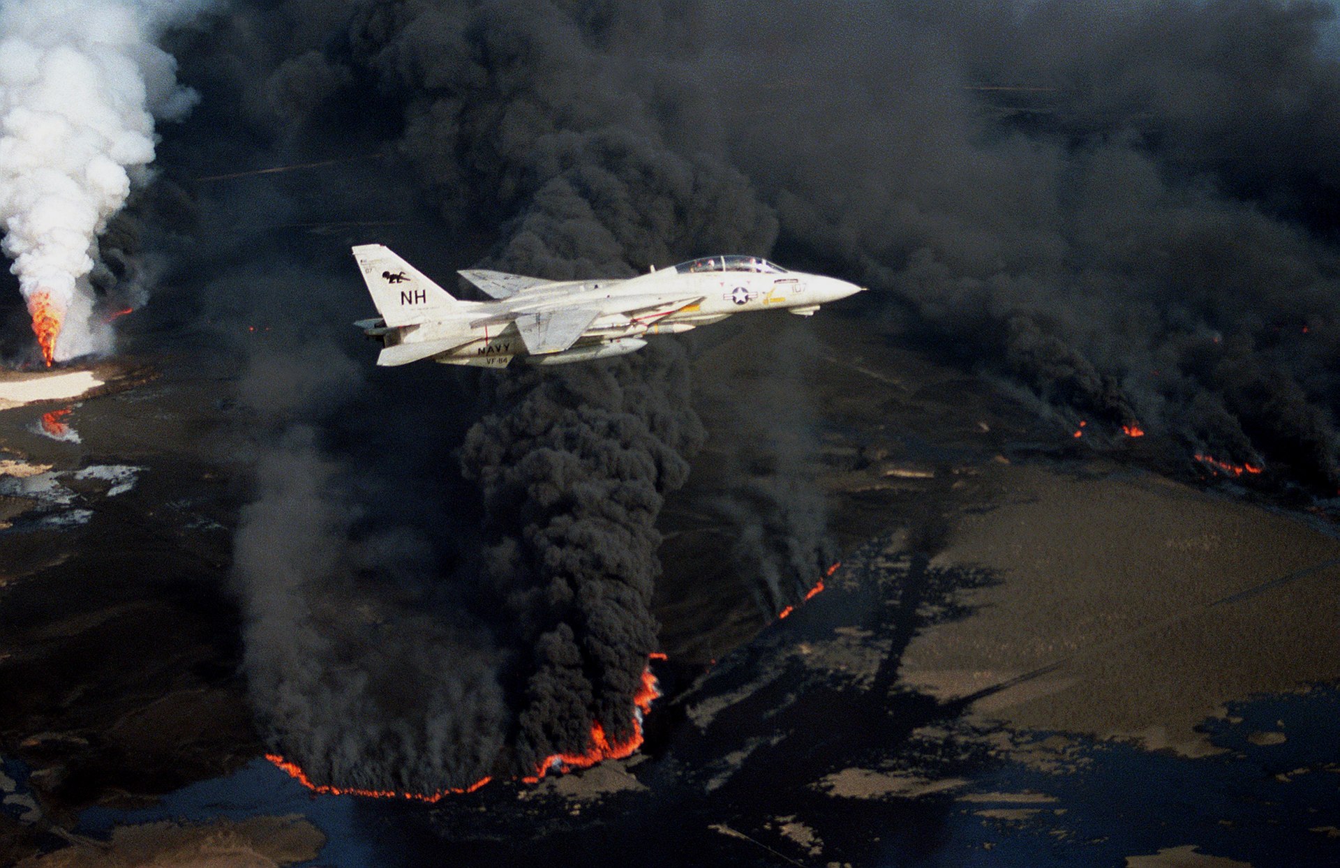 1920px-F-14A_VF-114_over_burning_Kuwaiti_oil_well_1991.JPEG