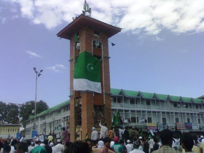 pakistan-flag-hoisted-in-srinagar-kashmir.jpg