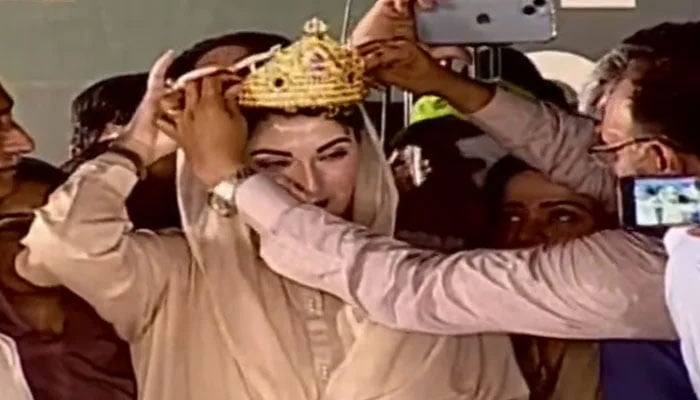 Maryam Nawaz being coronated with a tiara. — Screengrab/Geo News