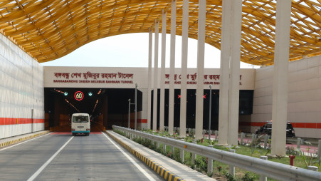 A microbus entering the Bangabandhu Sheikh Mujibur Rahman Tunnel on 26 October 2023. Photo: Mohammad Minhaj Uddin/TBS