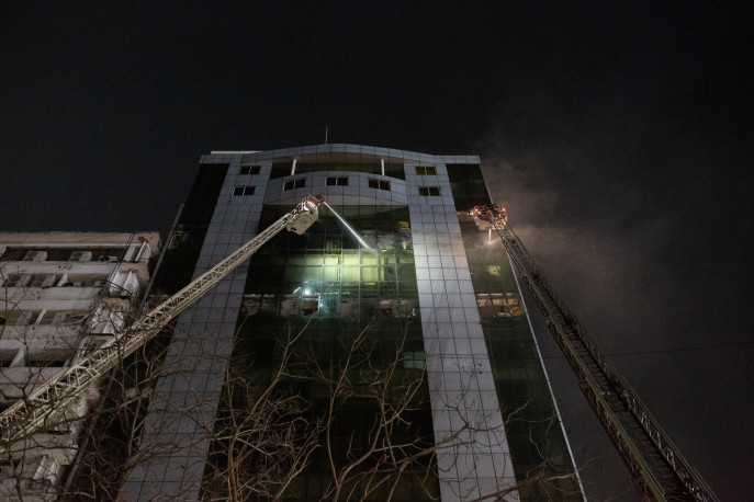 Fire burns the top floors of Khawaja Tower at Mohakhali on 26 October 2023. Photo: Nayem Ali/ TBS