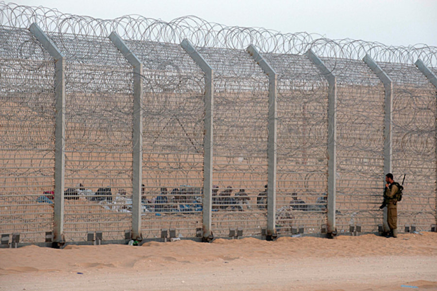 0906-israel-stranded-africans-egypt-border.jpg