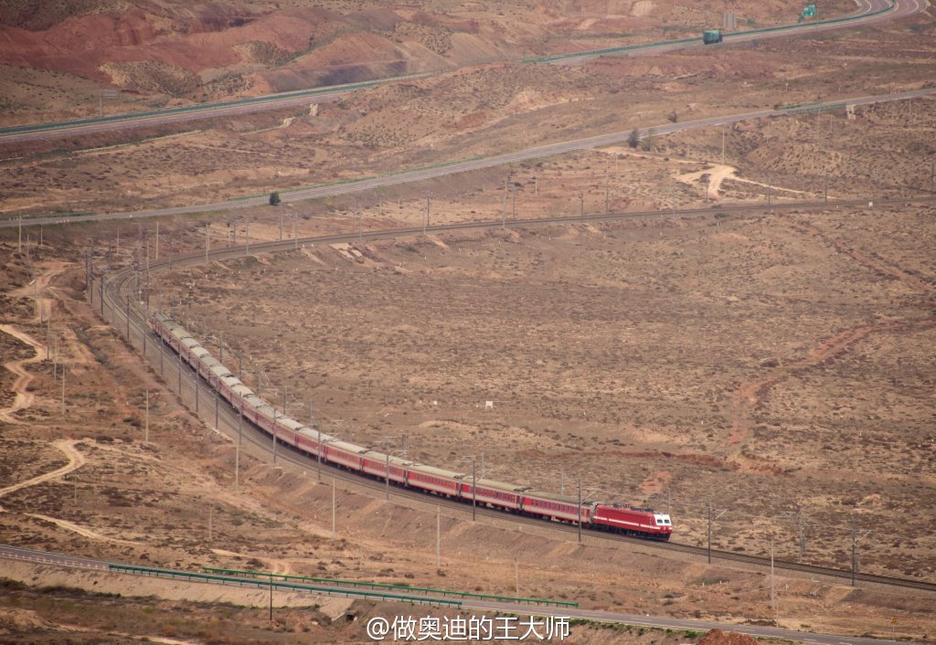 宁夏中卫长流水展线，被腾格里沙漠和黄河围绕的包兰铁路1.jpg