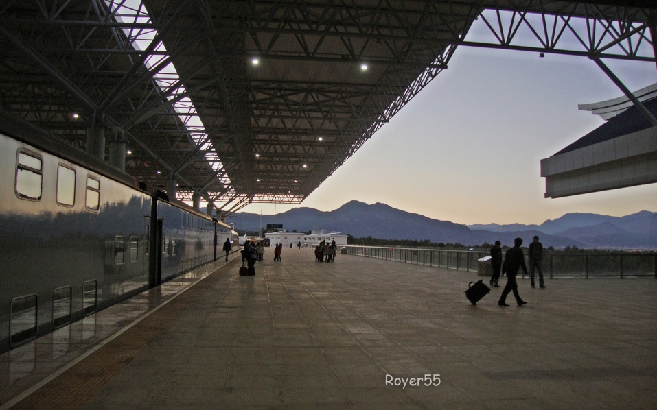 终于，经过1天的奔波，来到了丽江站.jpg
