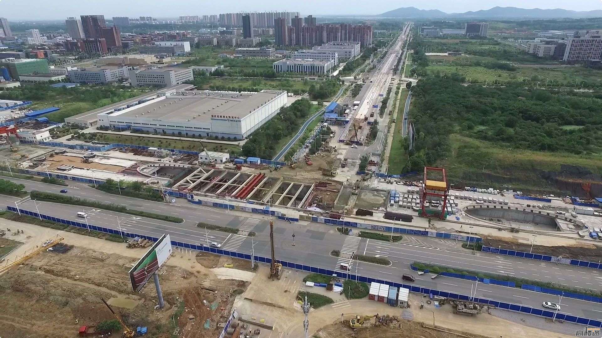 建设中的11号线光谷七路地铁站.jpg