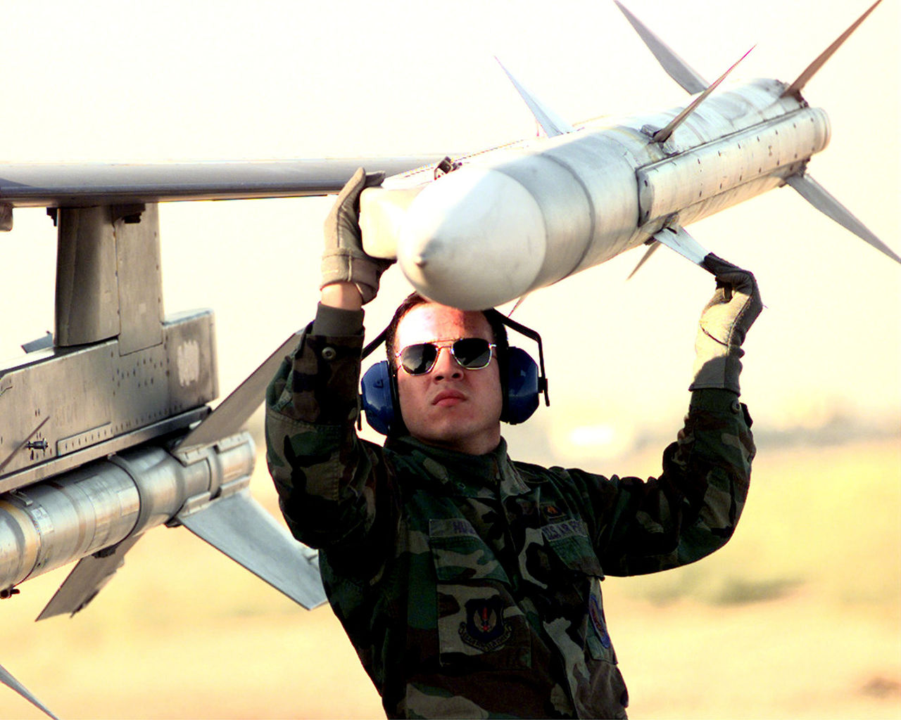 1280px-AIM-120_AMRAAM.jpg