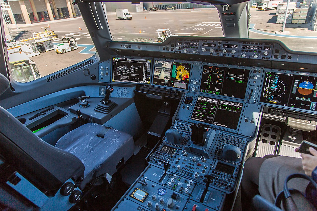 1280px-Airbus_A-350_XWB_F-WWYB_cockpit_view.jpg