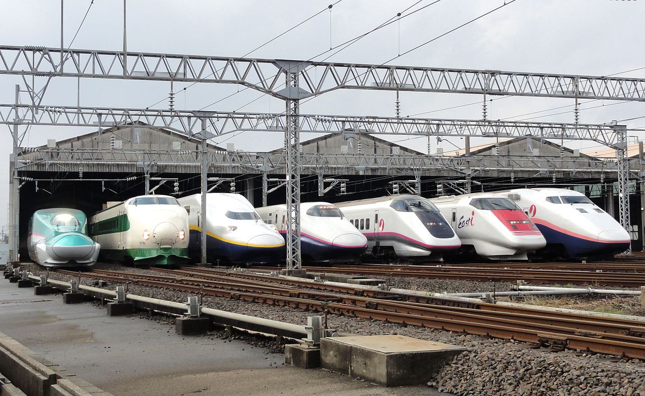 1280px-JR_East_Shinkansen_lineup_at_Niigata_Depot_201210.jpg
