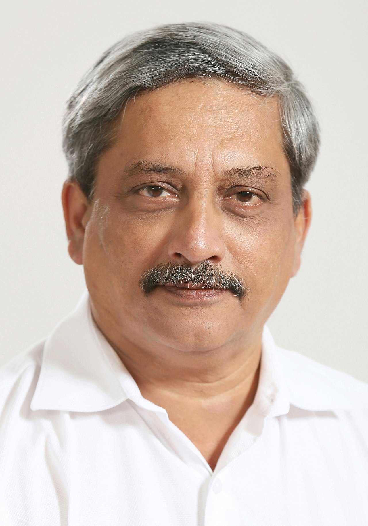 1280px-The_official_photograph_of_the_Union_Minister_for_Defence,_Shri_Manohar_Parrikar.jpg