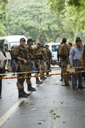 1315407874-delhi-blast-aftermath-as-injured-are-rushed-to-hospital--india_820667.jpg