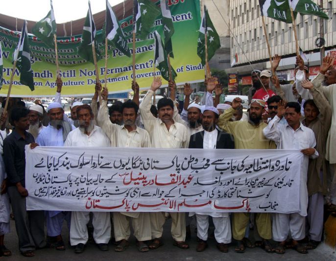 1332188615-pakistani-bengalis-protest-against-misbehavior-of-nadra_1114420.jpg