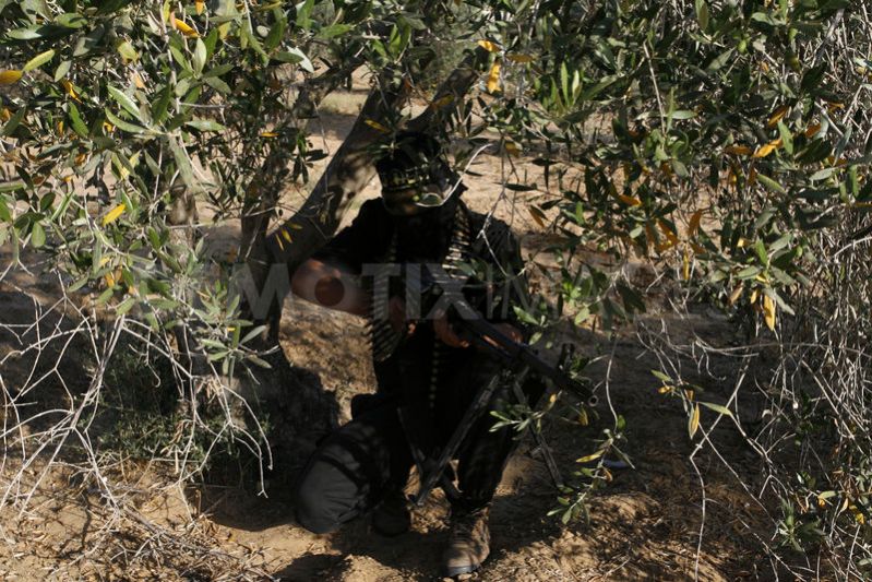 1338566547-saraya-alquds-take-part-in-a-military-drill-in-gaza-strip_1248239[1].jpg