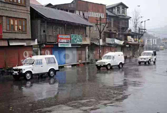 1354188871-curfew-in-srinagar-after-political-clashes_1641629.jpeg