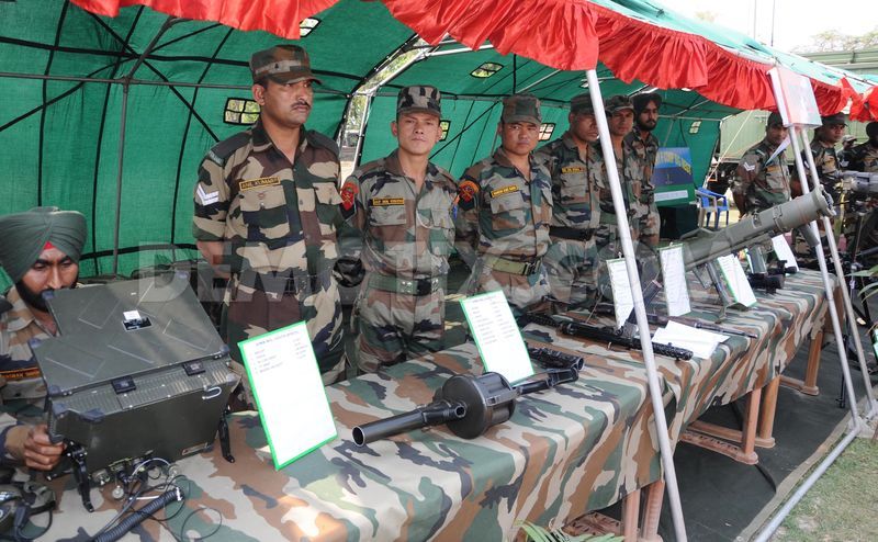 1364163693-indian-army-shows-their-skills-during-army-fair_1903754.jpeg