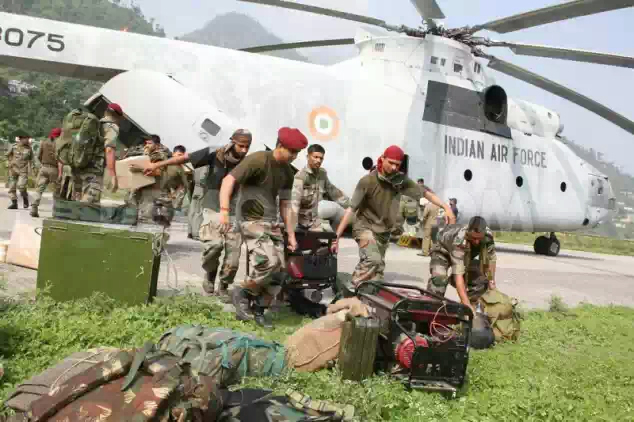 1371992099-indian-air-force-team-rescue-pilgrims-in-utrakhand_2185317.jpeg