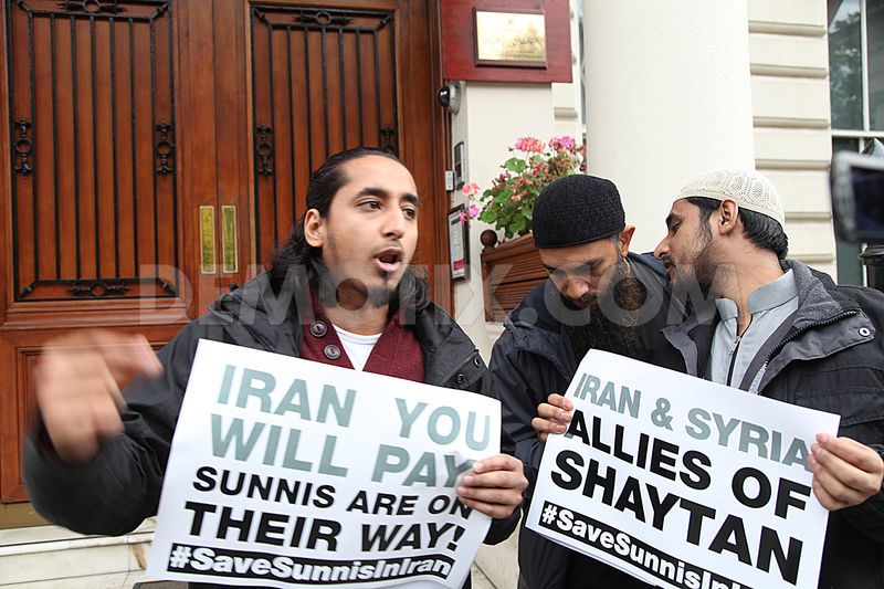 1379610222-sunni-muslims-protest-at-the-iranian-embassy-in-london_2728568.jpg