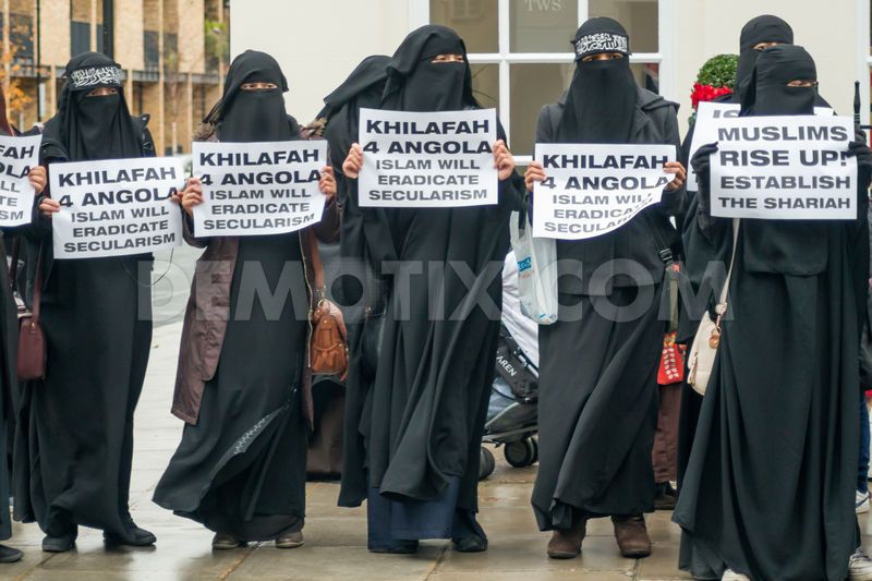 1385769761-islamists-protest-in-london-against-angolas-alleged-ban-on-islam_3375793.jpg