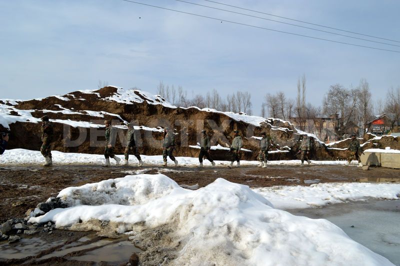 1390268039-militant-killed-in-qazigund-gun-battle-south-of-srinagar_3721881.jpg