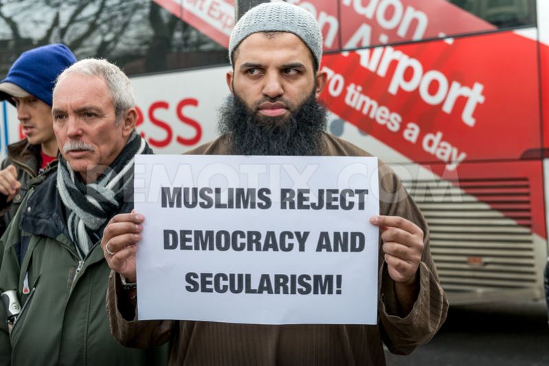 1390584582-followers-of-radical-islamist-anjem-chaudry-protesting-in-london_3746169.jpg