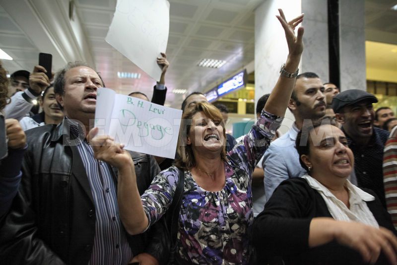 1414807741-protest-against-the-visit-of-bernardhenri-levy-to-tunisia_6152309.jpg