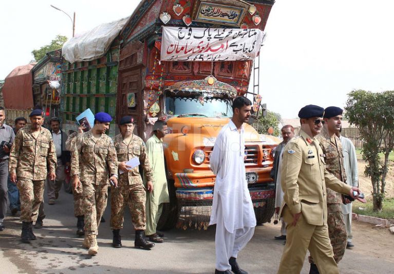 1420655581-pak-army-dispatched-relief-goods-trucks-of-affected-persons-of-thar_6600642.jpg
