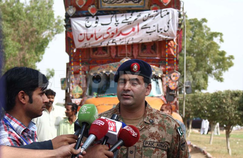 1420655582-pak-army-dispatched-relief-goods-trucks-of-affected-persons-of-thar_6600638.jpg