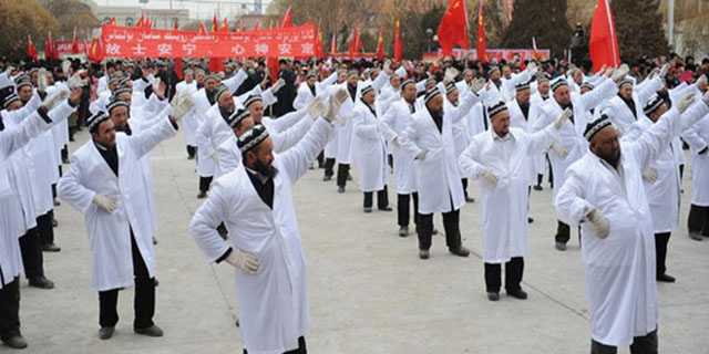 1423912594_CHINA-FORCES-MUSLIM-IMAMS-TO-DANCE-ON-STREET-in-Xinjiang.jpg