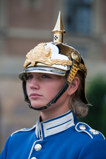 148694309-pretty-swedish-royal-palace-guard-gettyimages[1].jpg