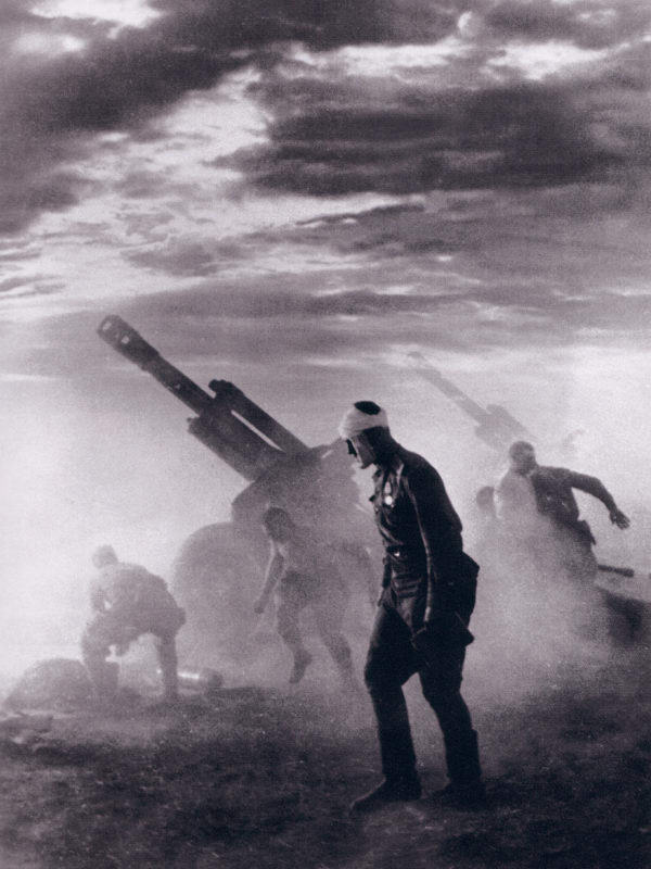 152 Mm Howitzer battery fires during belorussian strategic offensive operation 1944.jpg