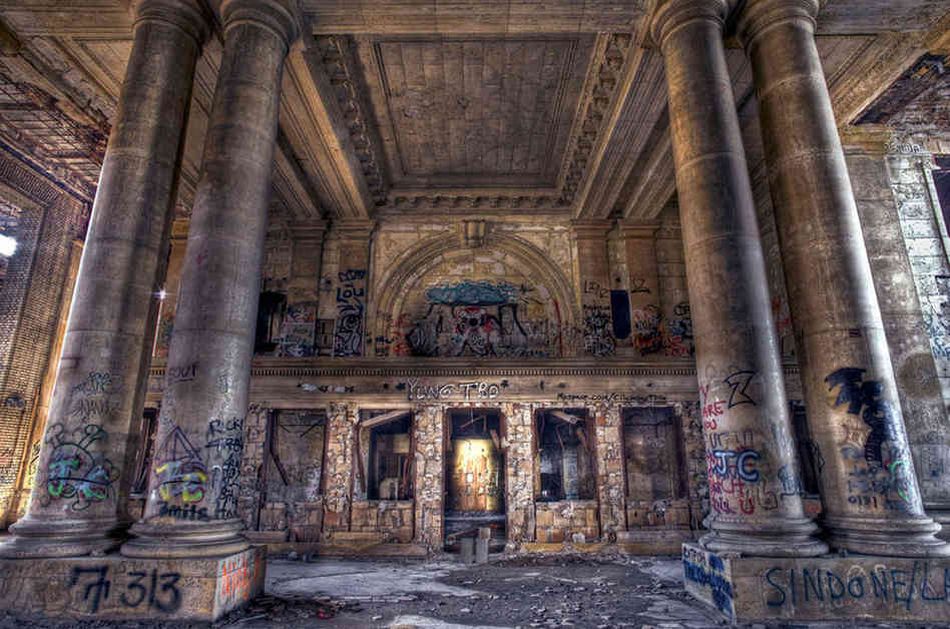 18.-abandoned-places-Michigan-Central-Station-Detroit-Michigan-2[1].jpg