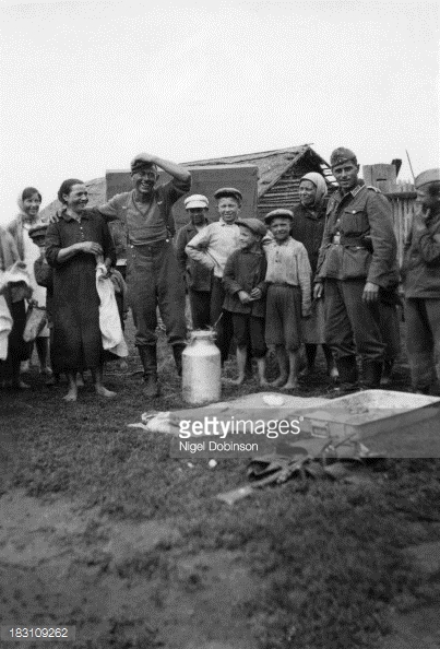 183109262-german-soldiers-and-russian-peasants-on-the-gettyimages[1].jpg