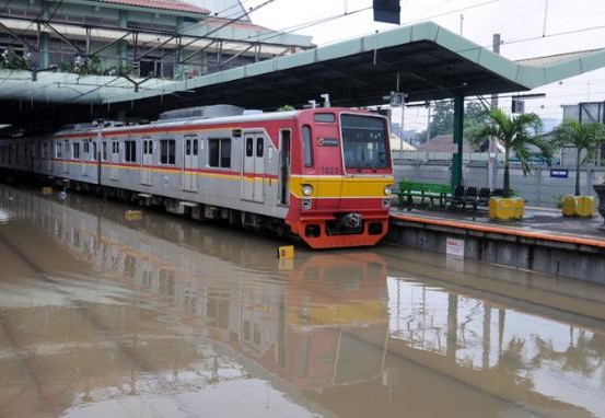 188408_stasiun-tanah-abang-terendam-banjir_663_382-553x382.jpg