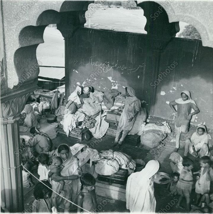 1947 Muslim Refugees at Delhi Jamia Masjid.jpg