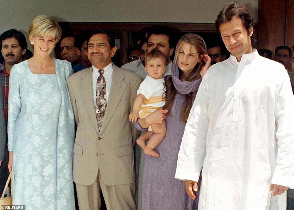 19731130-7578347-Princess_Diana_poses_with_Education_Minister_for_Punjab_Province-m-87_1571211...jpg