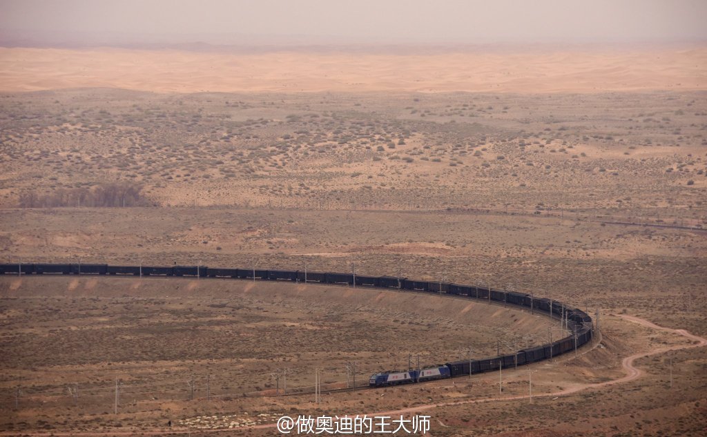 宁夏中卫长流水展线，被腾格里沙漠和黄河围绕的包兰铁路2.jpg