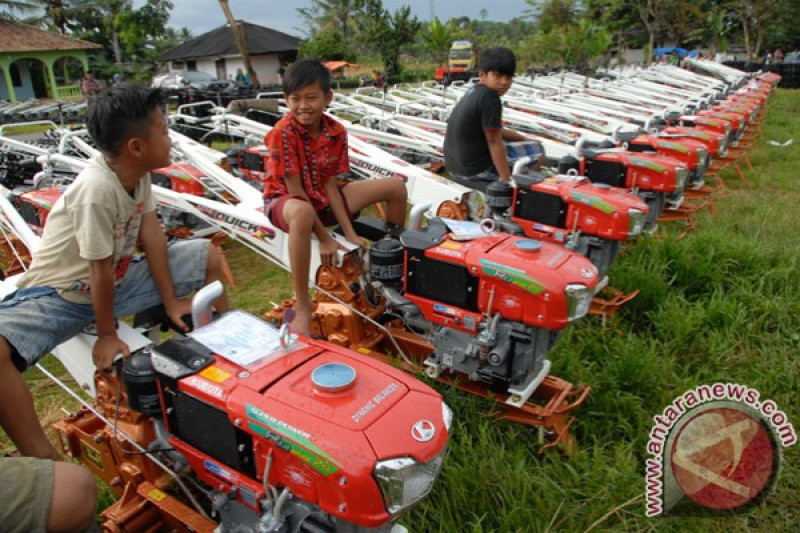 20150212antarafoto-bantuan-traktor-untuk-petani-120215-jaf-3.jpg