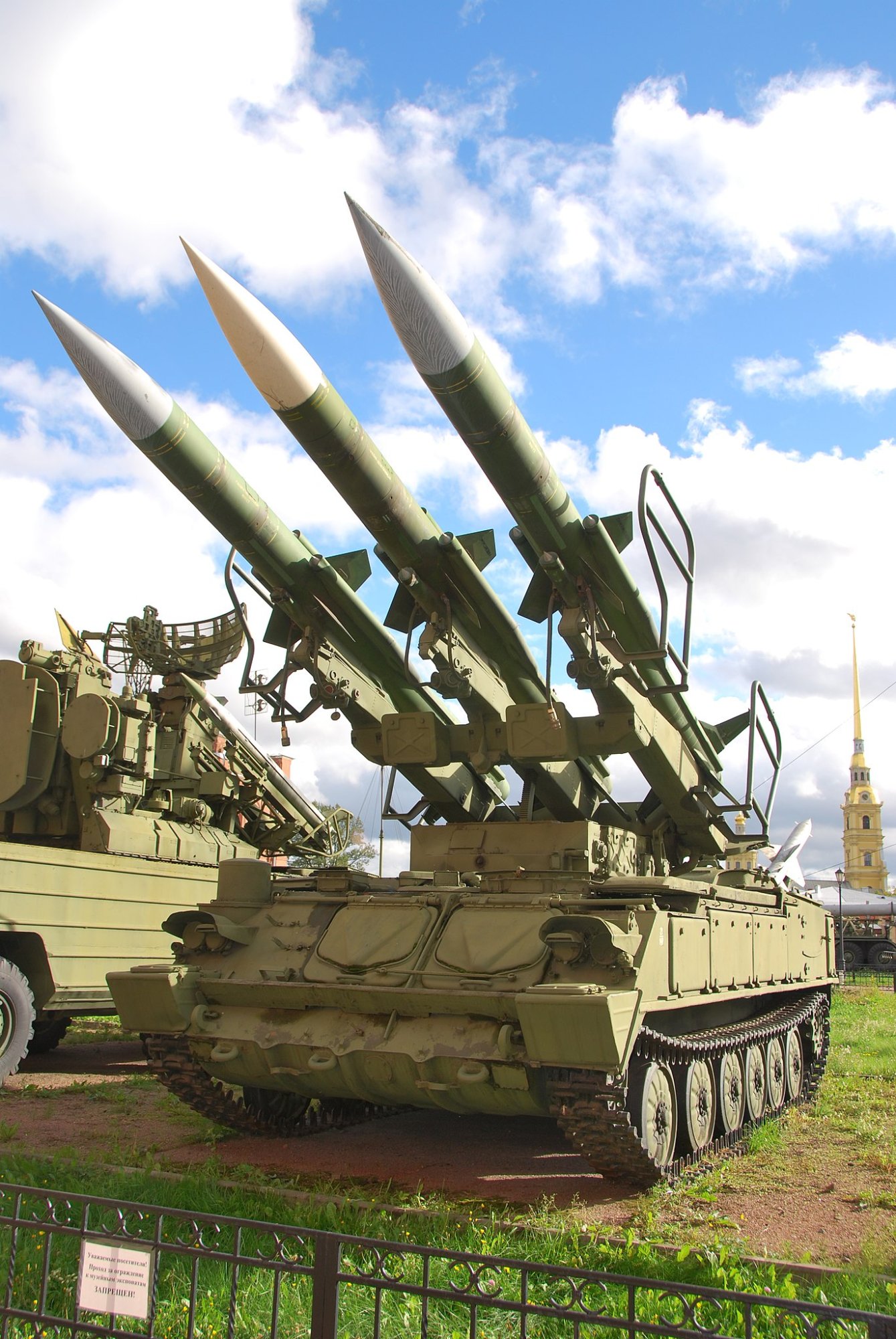 2P25_TEL_with_3_3M9_missiles_of_the_surface-to-air_missile_complex_2K12_«Kub»_in_Military-hist...jpg