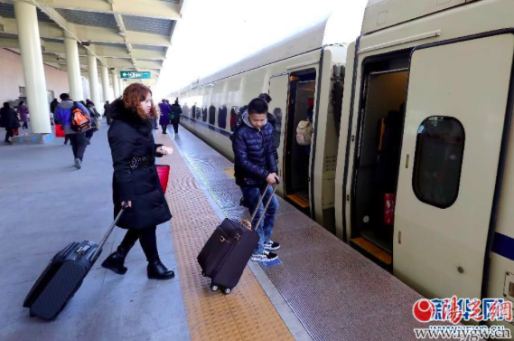 月4日，旅客在兰新高铁新疆哈密站乘坐动车出行。当日是2015年春运第一天.png