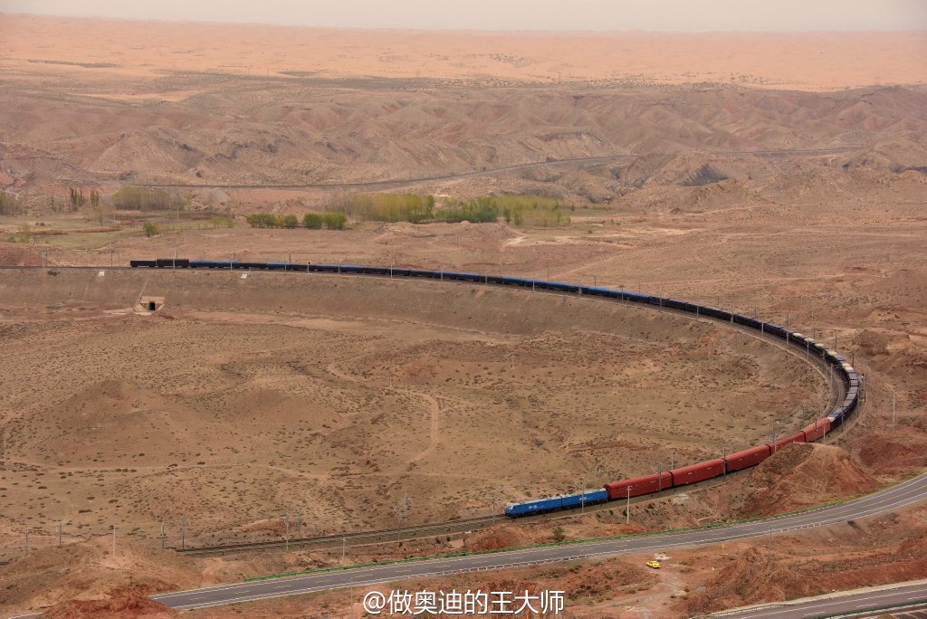 宁夏中卫长流水展线，被腾格里沙漠和黄河围绕的包兰铁路4.jpg