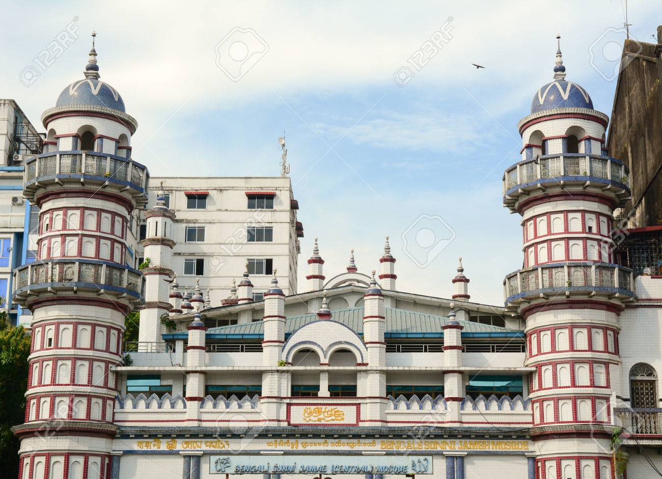 40784382-view-of-sunni-mosque-on-sule-pagoda-road-in-yangon-myanmar-.jpg