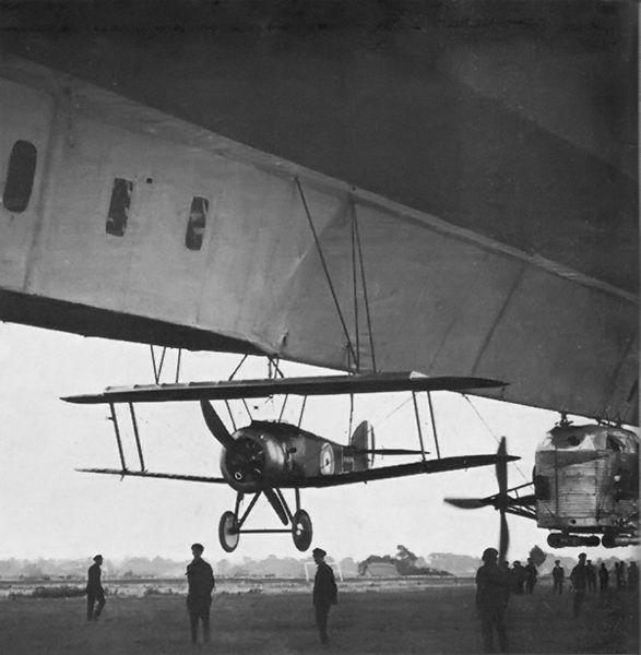 587px-HMA_R_23_Airship_With_Camel_N6814.jpg