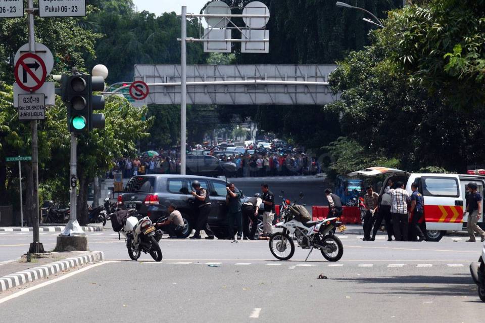 59223-suasana-penyergapan-pelaku-serangan-di-kawasan-sarinah-seperti-adegan-film-3Pk_highres.jpg