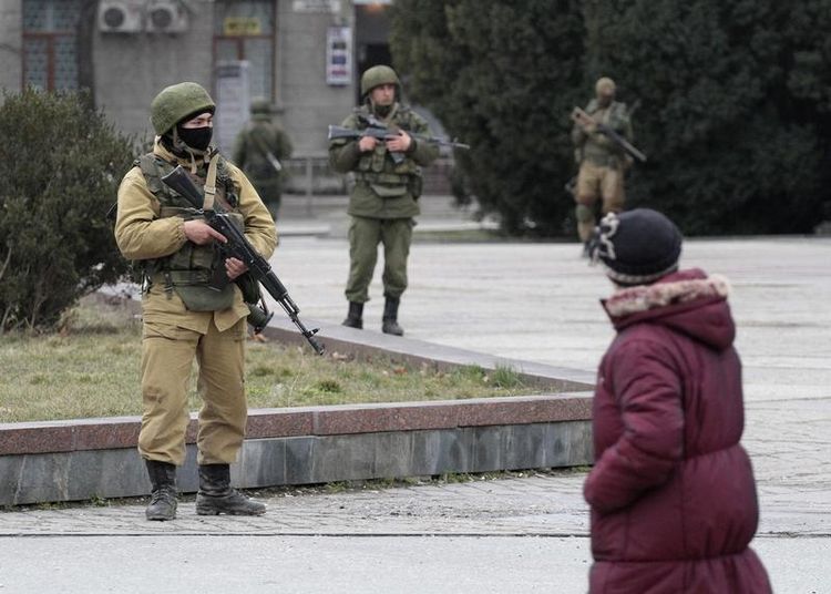 624336-armed-men-patrol-in-the-center-of-the-crimean-city-of-simferopol.jpg