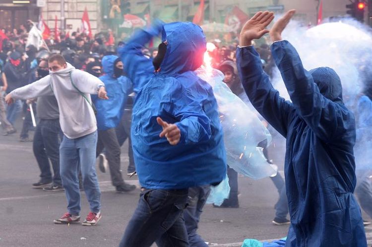 636840-des-manifestants-lancent-des-projectiles-contre-la-police-le-12-avril-2014-a-rome.jpg