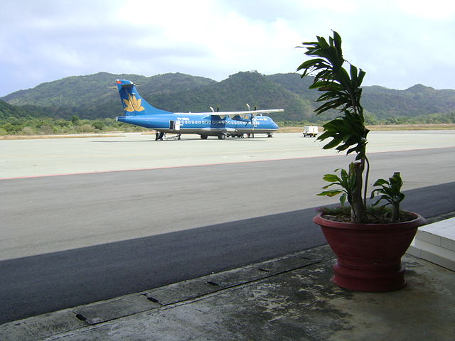 640px-ATR72-200_at_Co_Ong.jpg